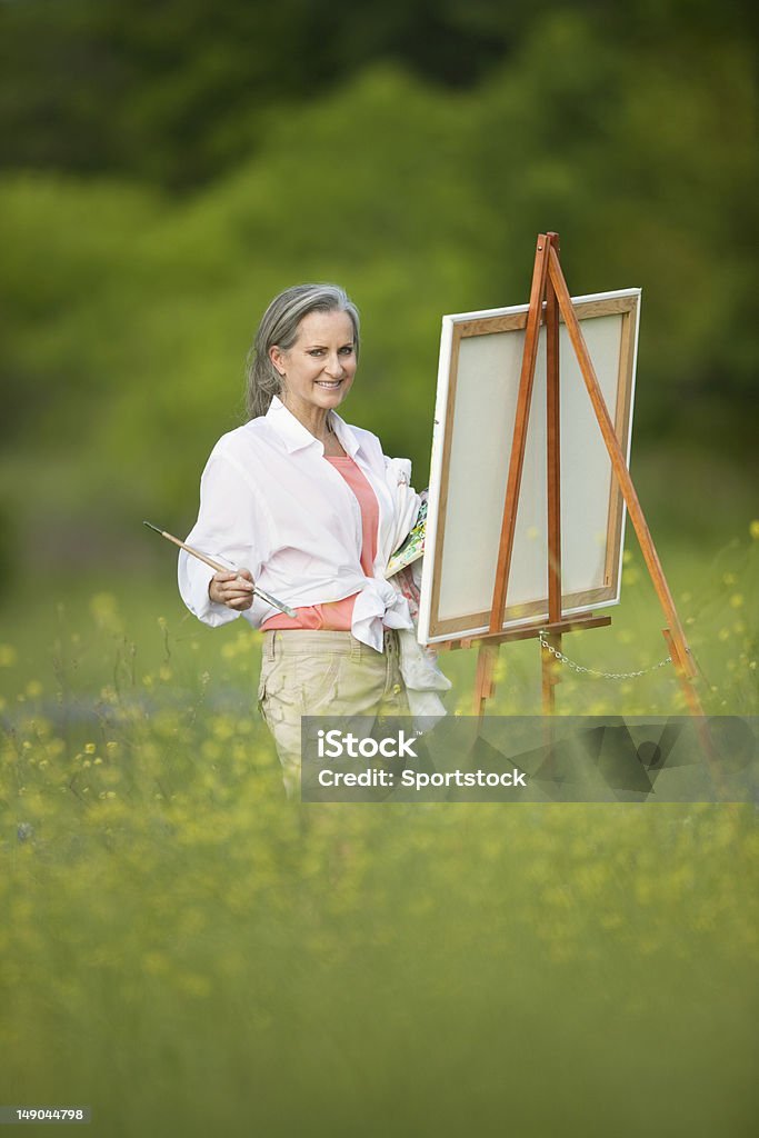 Mulher com Cavalete em campo de flores silvestres - Foto de stock de Pintar royalty-free