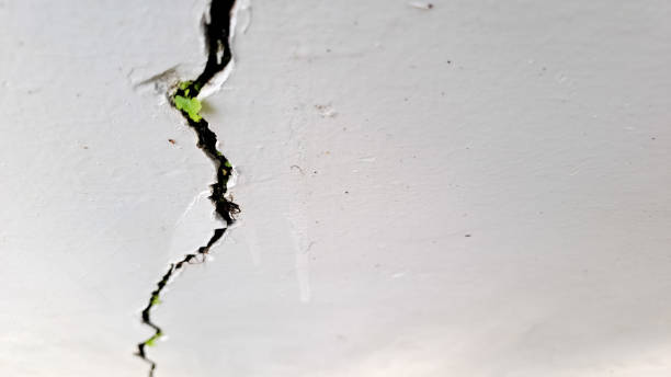 istock cracked concrete wall In the top view 1490453385