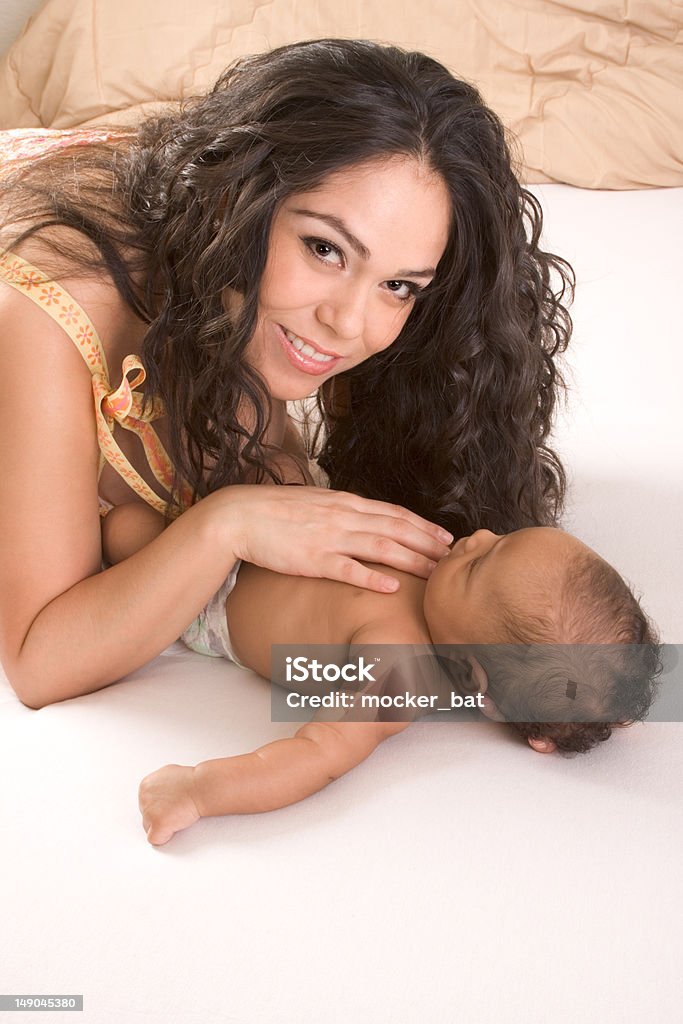 라티나 구슬눈꼬리 게임하기 자신의 아기 남자아이 일했습니다 침대 1개 - 로열티 프리 0-11 개월 스톡 사진