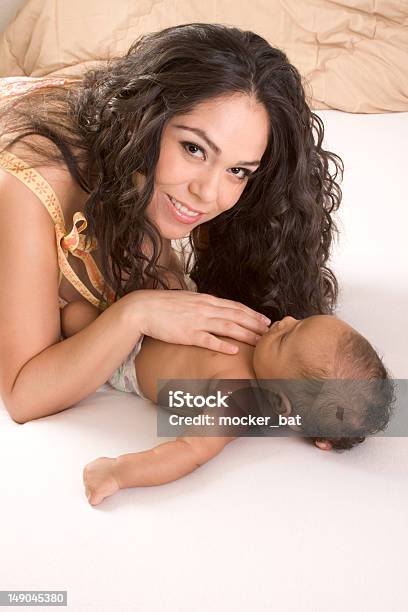 라티나 구슬눈꼬리 게임하기 자신의 아기 남자아이 일했습니다 침대 1개 0-11 개월에 대한 스톡 사진 및 기타 이미지 - 0-11 개월, 1개월, 2-5 개월