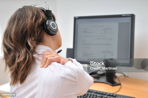 Chamada Centro Empregado Com Dor No Pescoço - Fotografias de stock e mais imagens de Centro de Chamadas Telefónicas - Centro de Chamadas Telefónicas, Computador, Tensão