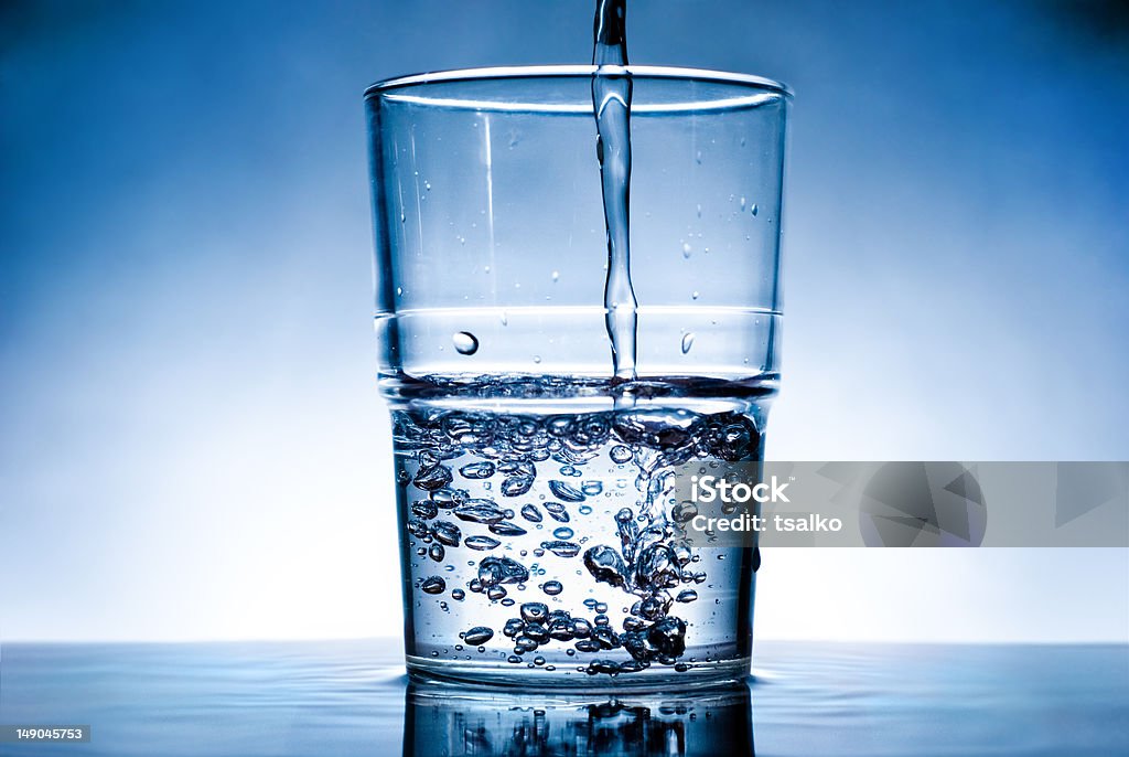 Copo com água. - Foto de stock de Arrumado royalty-free