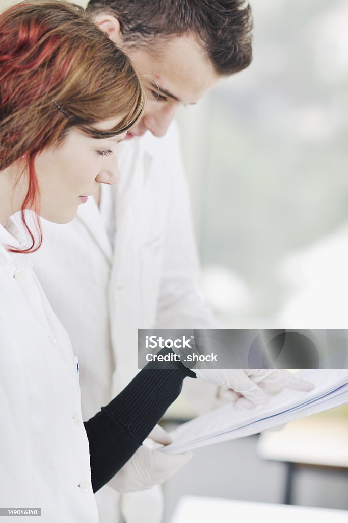 Пара студентов в лаборатории - Стоковые фото Белый роялти-фри