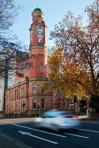 niewyraźne taksówki w pobliżu wieża zegarowa, launceston, tasmania - launceston zdjęcia i obrazy z banku zdjęć