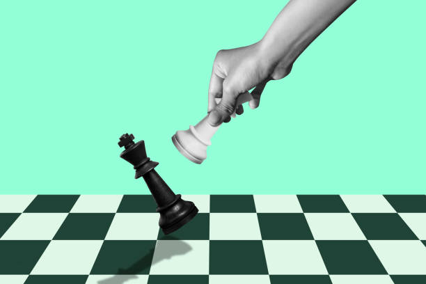 Hand des Geschäftsmannes, der Schachfigur bewegt – Foto