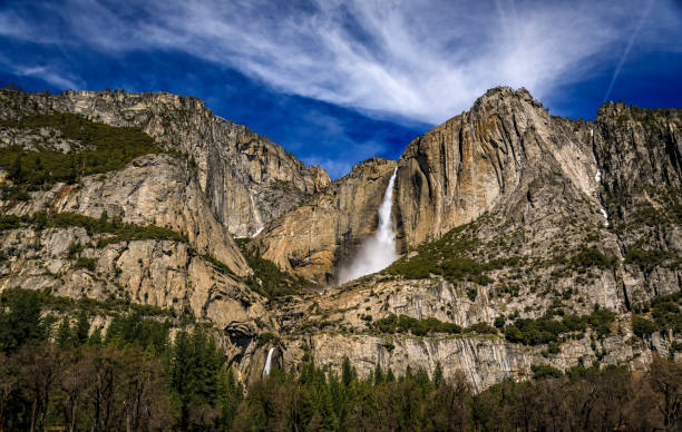 yosemite falls avec un cône de neige au printemps dans le parc national de yosemite en californie - yosemite national park waterfall half dome california photos et images de collection