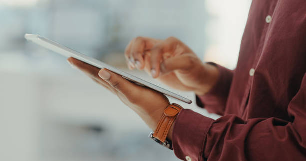 closeup de homem, tablet e mãos no escritório para produtividade, planejamento de sites e pesquisas na internet. trabalhador masculino, tecnologia digital e aplicativo de rolagem para informações on-line, dados de negócios e análises - digital tablet human hand business portable information device - fotografias e filmes do acervo