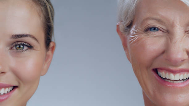 feliz, metade e retrato de mãe e filha isolado em um fundo de estúdio para vínculo familiar. sorriso, riso e um rosto de close-up de uma mãe e mulher sênior para mostrar gerações e felicidade - half smile - fotografias e filmes do acervo