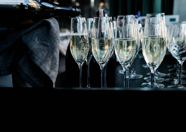 웨이터가 와인과 샴페인을 붓는다. - champagne champagne flute pouring wine 뉴스 사진 이미지