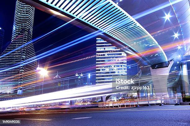 Foto de O Tráfego À Noite e mais fotos de stock de Abstrato - Abstrato, Arquitetura, Arranha-céu