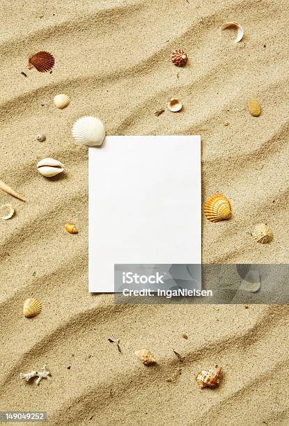 Carta Sulla Sabbia Con Conchiglie Di Mare - Fotografie stock e altre immagini di Bianco - Bianco, Carta, Cartolina di auguri