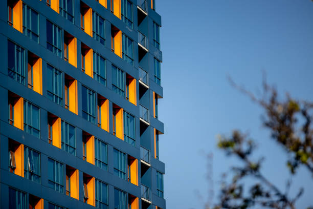 außenbereich mehrfamilienhaus san francisco - geplante wohnsiedlung stock-fotos und bilder