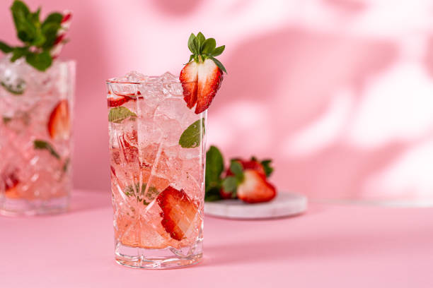 Fresh cocktail with crushed ice and strawberry Healthy limonate with crushed ice, strawberry and mint on pinkbackground. Summer cold drink concept with copy space strawberry crush stock pictures, royalty-free photos & images