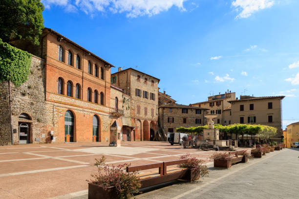istock Castelnuovo Berardenga town sqaure Italy 1490504945