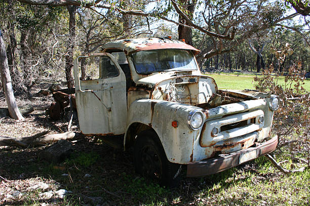 arrugginito vecchia camion bianco - vehicle door rusty old fashioned old foto e immagini stock