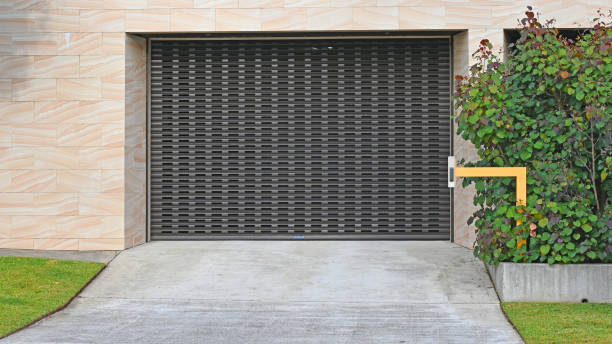 istock Driveway and garage door 1490513221