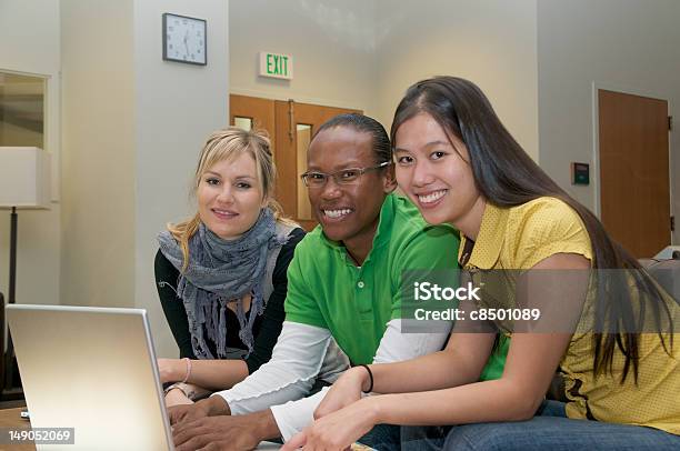 Foto de Estudantes No Campus e mais fotos de stock de Adulto - Adulto, Aluno de Universidade, Amizade