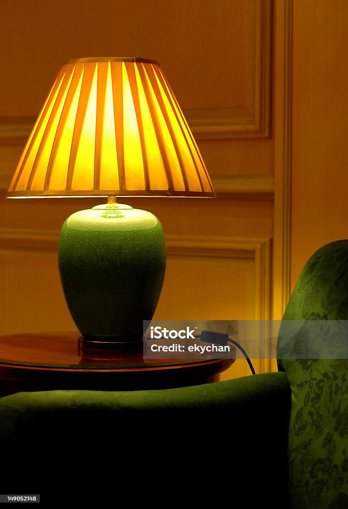 Luminária de mesa e sofá - Foto de stock de Aconchegante royalty-free