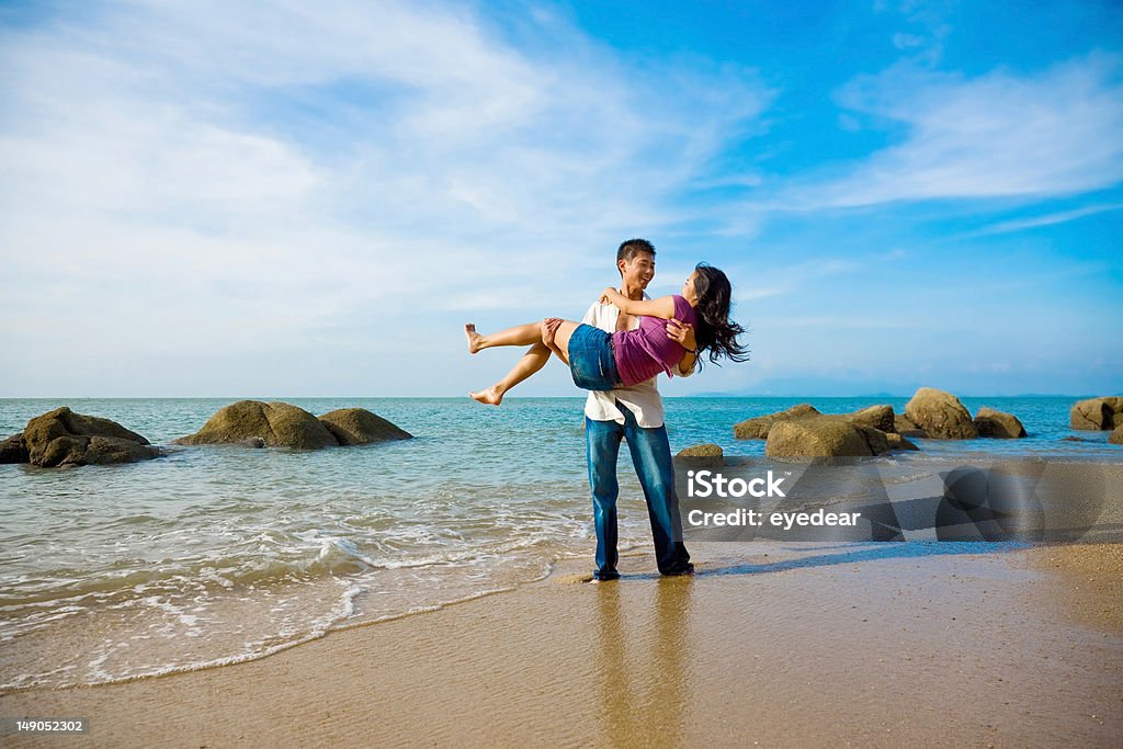 Foto de una pareja feliz divirtiéndose en la playa - Foto de stock de Adulto libre de derechos