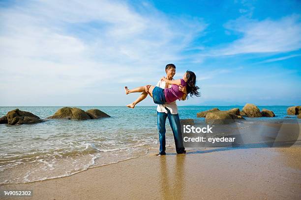 Foto De Una Pareja Feliz Divirtiéndose En La Playa Foto de stock y más banco de imágenes de Adulto - Adulto, Aire libre, Amor - Sentimiento