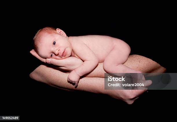 Bebê Nas Mãos Do Pai Sobre Preto - Fotografias de stock e mais imagens de Amor - Amor, Bebé, Bebés Meninas