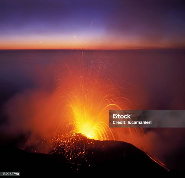 Eruzione Del Vulcano - Fotografie stock e altre immagini di Ambientazione esterna - Ambientazione esterna, Bruciare, Calore - Concetto