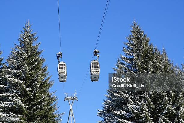 Un Ascensor De Esquí Y De Pinos Foto de stock y más banco de imágenes de Actividad - Actividad, Agarrar, Aire libre
