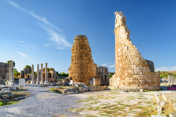 malerische ruinen des hellenistischen stadttors in perge (perga), türkei - perga stock-fotos und bilder