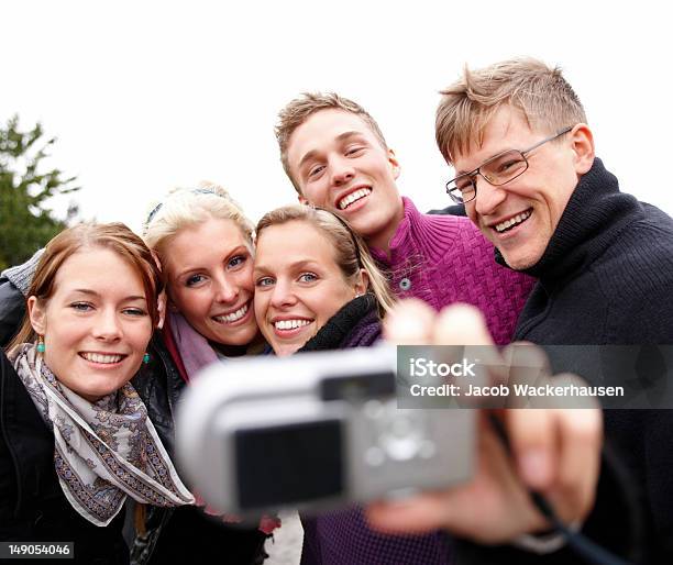 Cinque Giovani Amici Prendendo Foto Auto - Fotografie stock e altre immagini di 20-24 anni - 20-24 anni, Adulto, Allegro