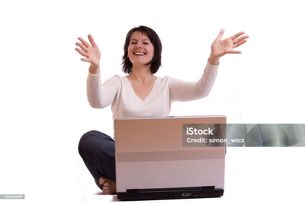 Attraente donna ridere davanti a un computer portatile. - Foto stock royalty-free di Adulto
