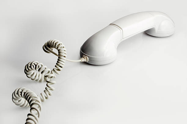 белый поворотный переключатель телефонная трубка и шнура - telephone telephone receiver phone cord telephone line стоковые фото и изображения