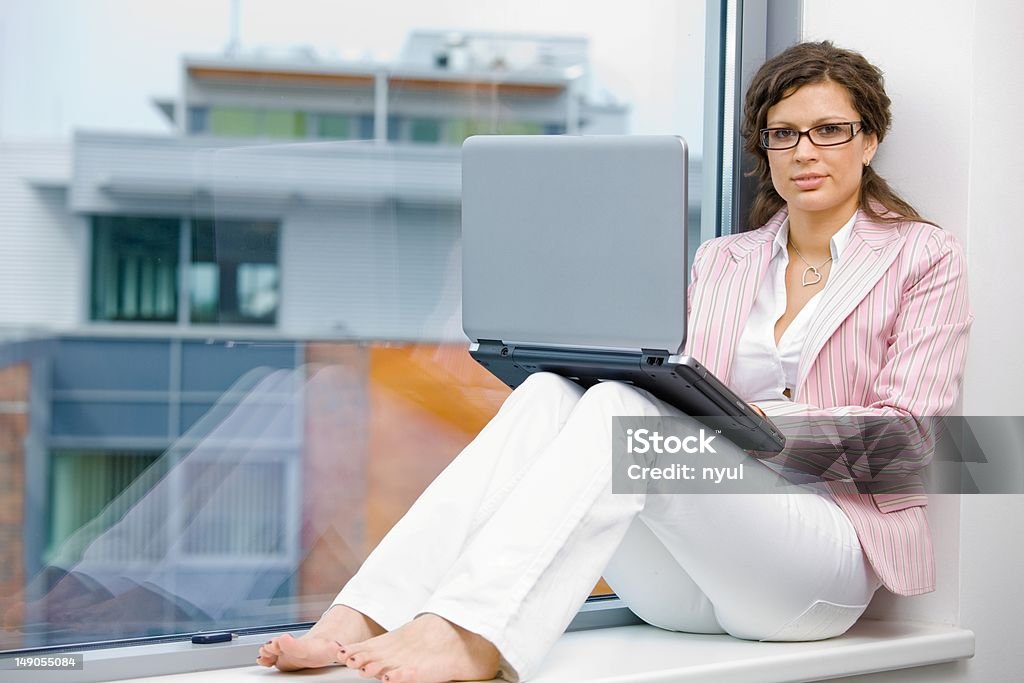 Creative mujer de negocios con computadora portátil - Foto de stock de Descalzo libre de derechos