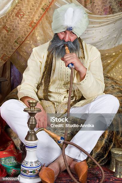 Pipa De Agua Foto de stock y más banco de imágenes de Adulto - Adulto, Asia del Este, Barba - Pelo facial