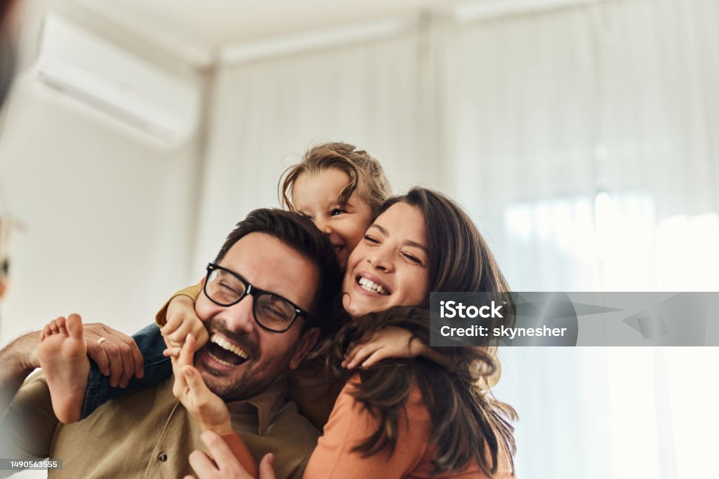 Fröhliches Mädchen, das Spaß mit ihren Eltern zu Hause hat. - Lizenzfrei Familie Stock-Foto Fröhliches Mädchen, das Spaß mit ihren Eltern zu Hause hat. - Lizenzfrei Familie Stock-Foto