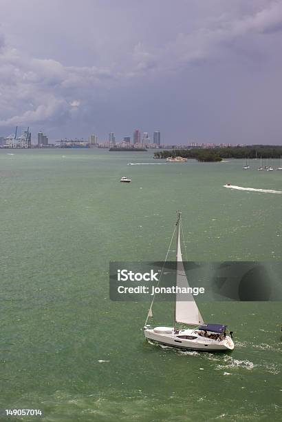 Photo libre de droit de Bateau À Voile Sur Un Jour De Pluie banque d'images et plus d'images libres de droit de Baie - Eau - Baie - Eau, Bateau de plaisance, Bateau à voile