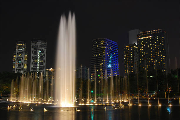 En la noche de la ciudad de Kuala Lumpur - foto de stock