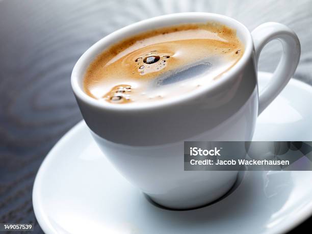 Foto de Closeup De Uma Xícara De Café Quente e mais fotos de stock de Café - Bebida - Café - Bebida, Primeiro plano, Cafeteria