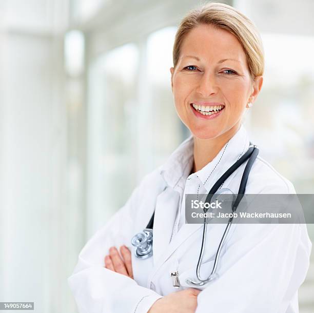 Lächelnde Frau Doktor Nahaufnahme Mit Arme Verschränkt Stockfoto und mehr Bilder von Ärztin