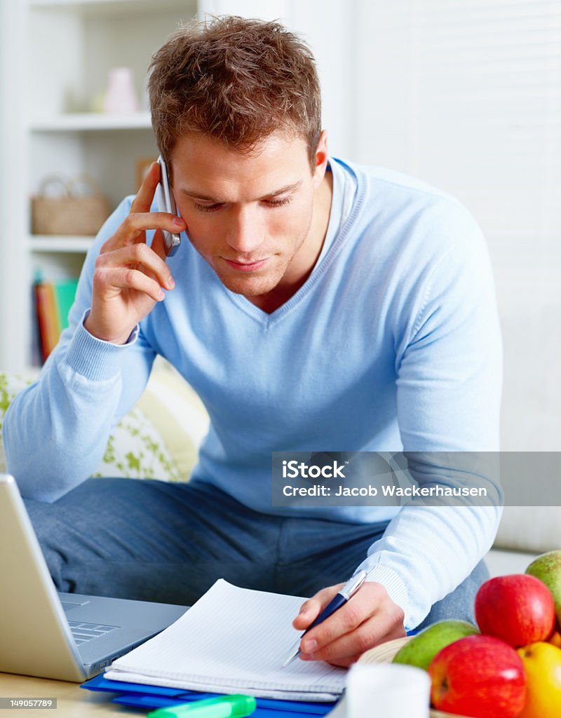 Primo piano di uomo d'affari di lavoro e parlare sul cellulare a casa - Foto stock royalty-free di Alimentazione sana