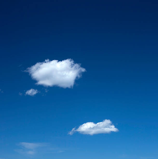 nubes en el cielo azul - blye sky fotografías e imágenes de stock