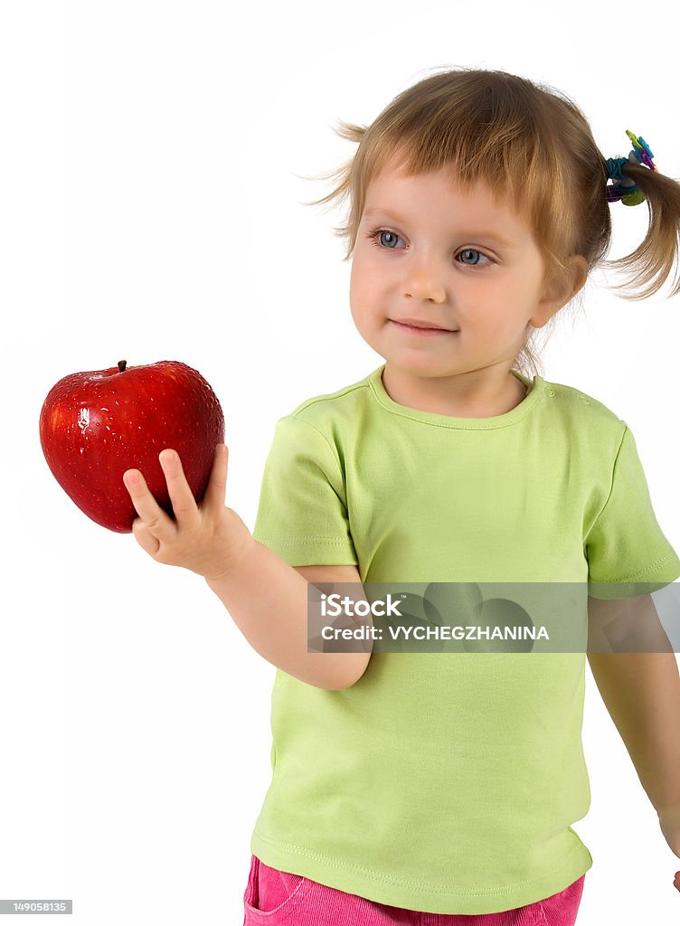 Маленькая девочка с красное яблоко - Стоковые фото 2-3 года роялти-фри