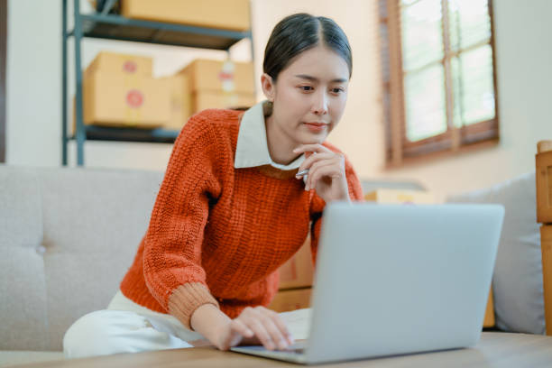 istock Online delivery, female small business owners are using computers to view sales and customer orders and study marketing strategies to increase business profits. 1490586193