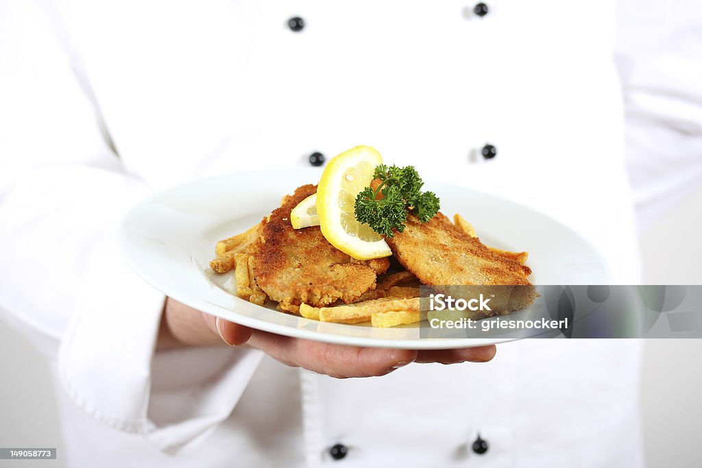 chef serve schnitzel (escalope de estilo de Viena - Foto de stock de Batata Frita royalty-free