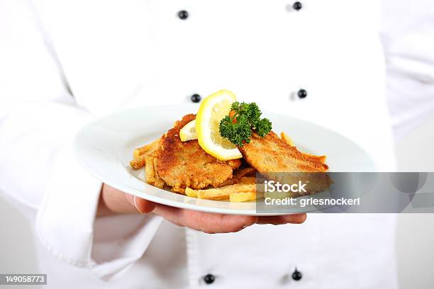 Foto de Chef Serve Schnitzel Escalope De Estilo De Viena e mais fotos de stock de Batata Frita - Batata Frita, Batatas Prontas, Carne