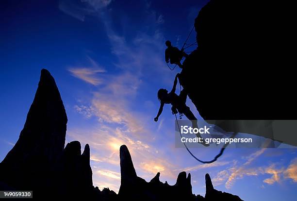 Equipo De Escaladoras Llegar A La Cumbre Foto de stock y más banco de imágenes de Alcanzar - Alcanzar, Pico - Montaña, Silueta