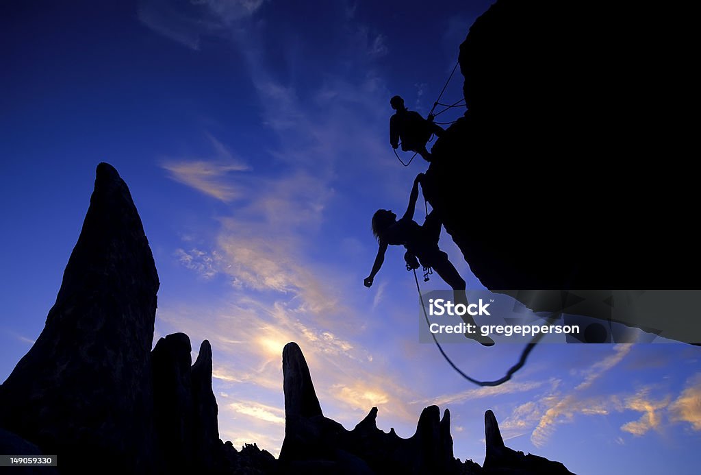 Equipe de alpinistas de atingir o cume. - Foto de stock de Alcançar royalty-free