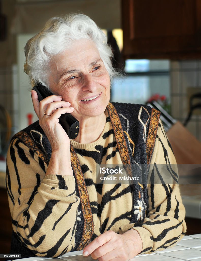 Ritratto di una donna anziana parlando al telefono - Foto stock royalty-free di 80-89 anni