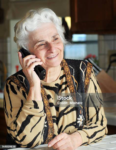 Ritratto Di Una Donna Anziana Parlando Al Telefono - Fotografie stock e altre immagini di 80-89 anni - 80-89 anni, Adulto, Adulto in età matura