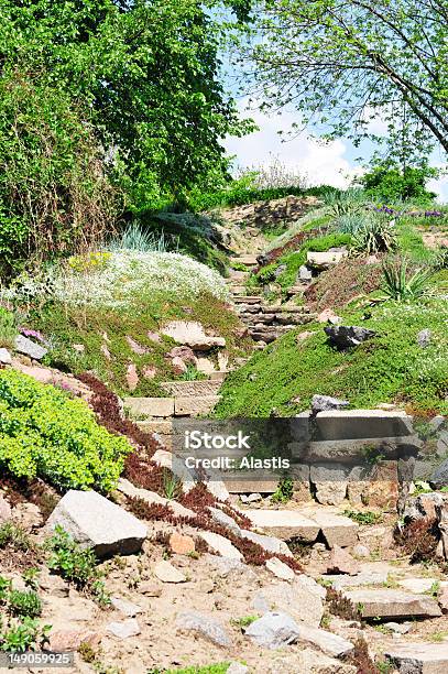 Alpinos Foto de stock y más banco de imágenes de Aire libre - Aire libre, Ajardinado, Colina