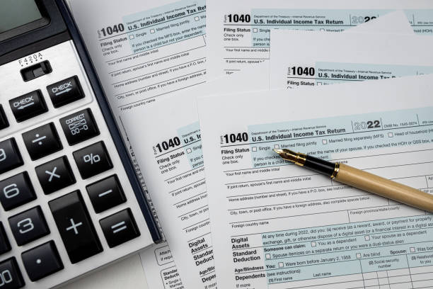 istock empty blank us 1040 tax return form with pen and calculator, deadline 1490602190